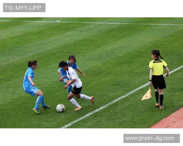 女足球明星的风采与魅力展现她们在绿茵场上的无畏与坚持 女足球明星的风采与魅力展现她们在绿茵场上的无畏与坚持