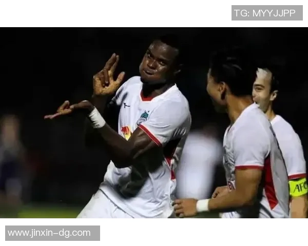 足球明星意外踢球误伤孩子引发热议家长呼吁加强安全措施 足球明星意外踢球误伤孩子引发热议家长呼吁加强安全措施